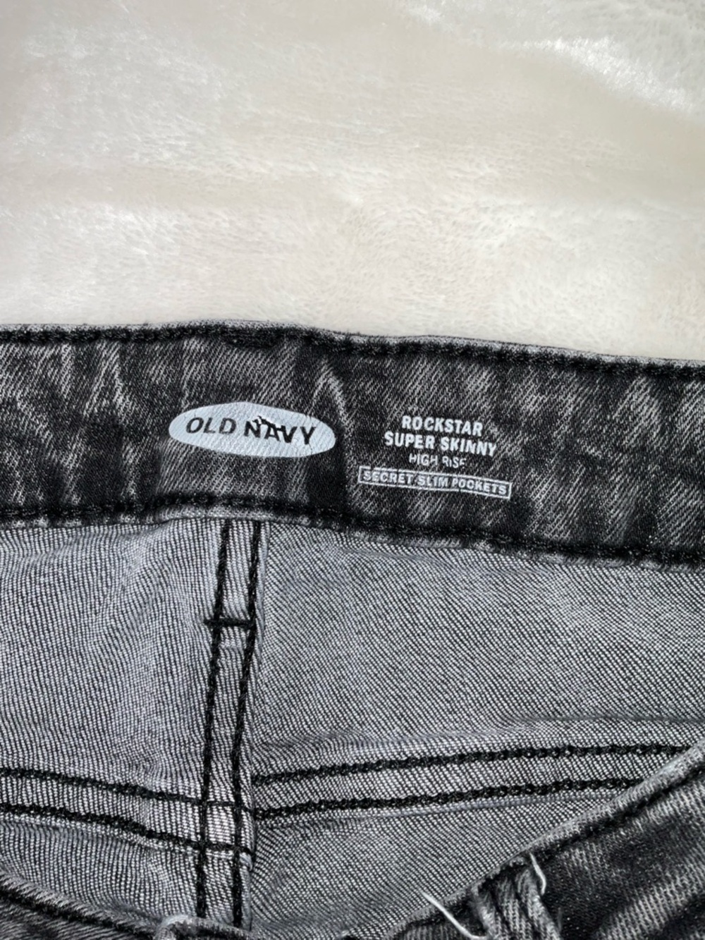 Old Navy Rockstar Super Skinny Black Acid-Wash Jeans - Picture 5 of 7